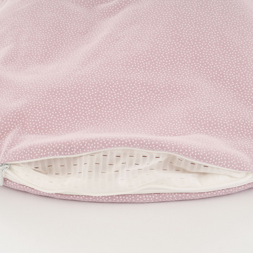 LIEBMICH Schlafsack im Design Punkte rosa Detailfoto vom Belüftungsschlitz am Fußende