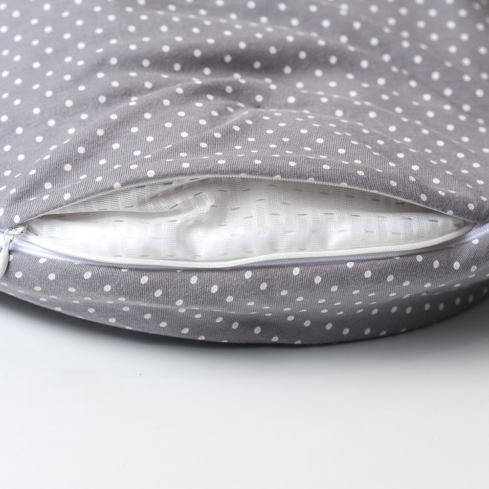 LIEBMICH Schlafsack im Design Pünktchen grau Detailfoto vom Belüftungsschlitz am Fußende