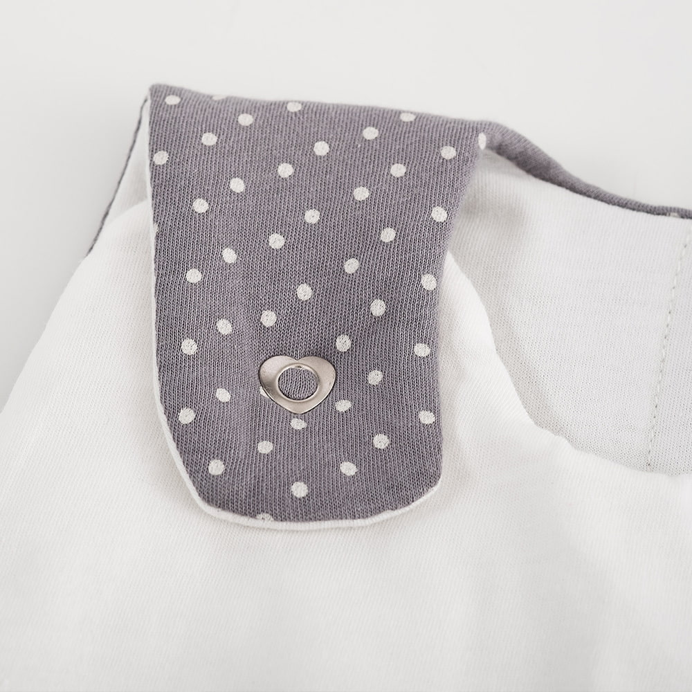 LIEBMICH Schlafsack im Design Pünktchen grau Detailfoto vom Herzchen-Druckknopf