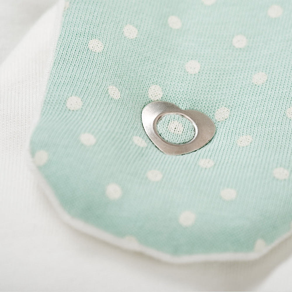 LIEBMICH Schlafsack im Design Pünktchen mint Detailfoto vom Herzchen-Druckknopf