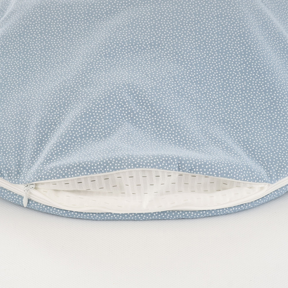 LIEBMICH Schlafsack im Design Punkte blau Detailfoto vom Belüftungsschlitz am Fußende