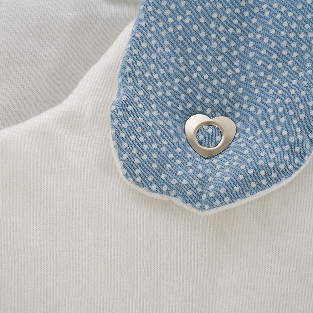 LIEBMICH Schlafsack im Design Punkte blau Detailfoto vom Herzchen-Druckknopf