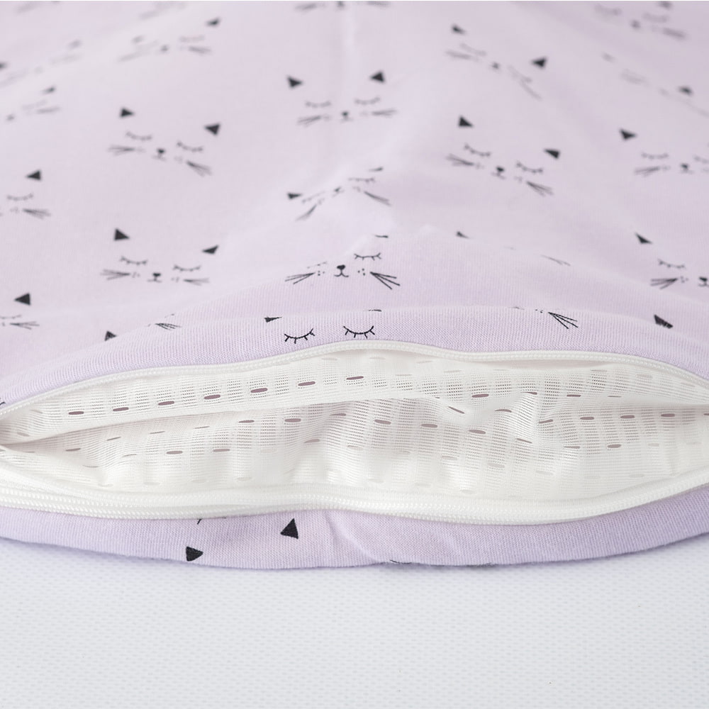 LIEBMICH Schlafsack im Design Schmusekatze Detailfoto vom Belüftungsschlitz am Fußende