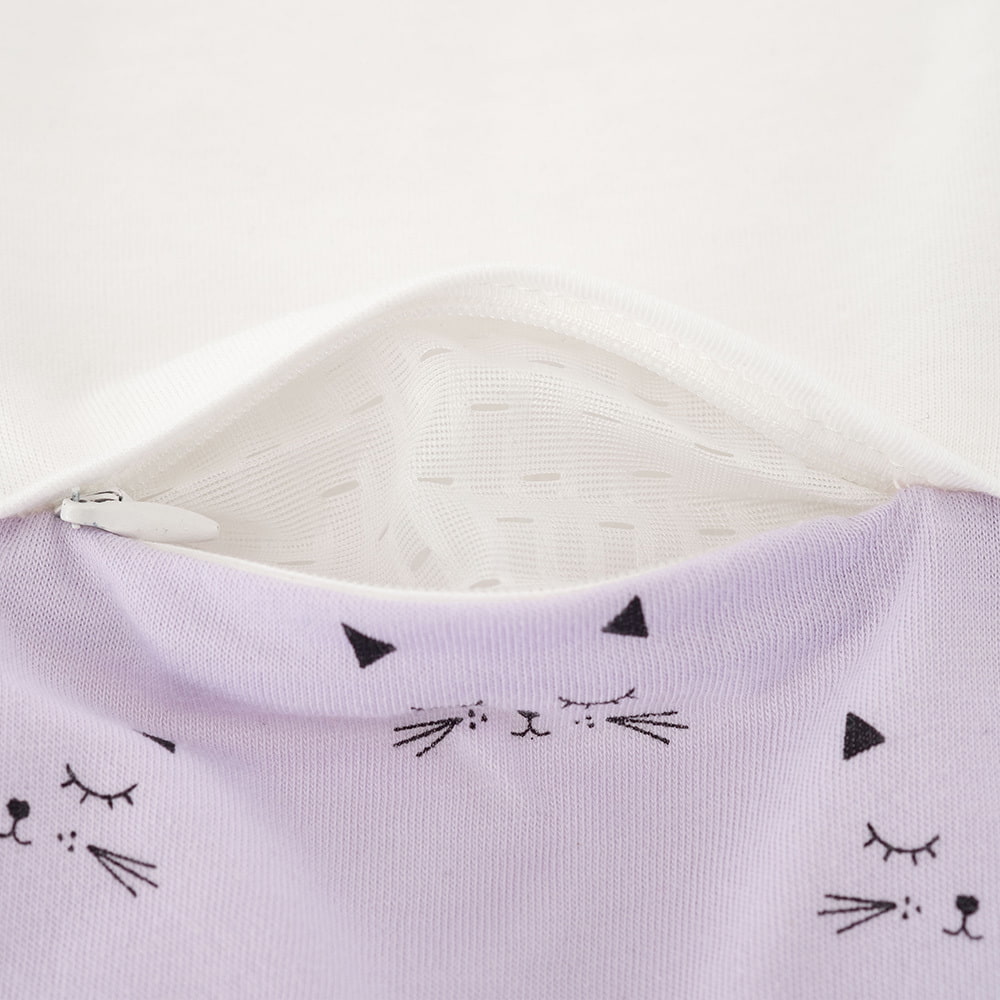 LIEBMICH Schlafsack im Design Schmusekatze Detailfoto vom Belüftungsschlitz vorne