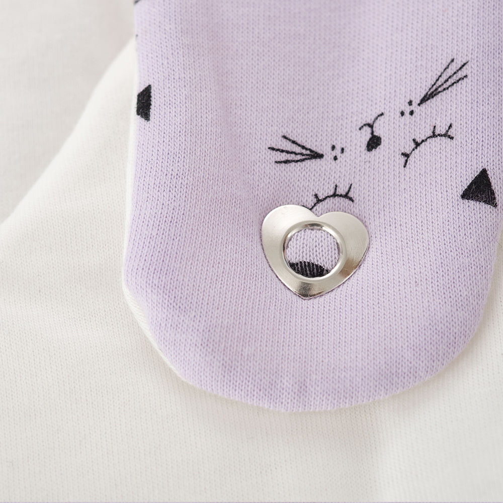 LIEBMICH Schlafsack im Design Schmusekatze Detailfoto vom Herzchen-Druckknopf