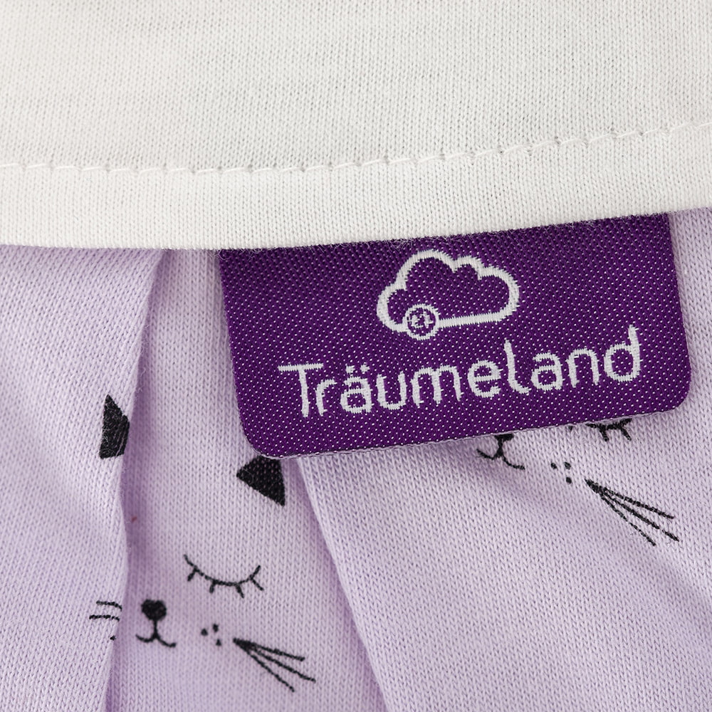 LIEBMICH Schlafsack im Design Schmusekatze Detailfoto vom eingenähten lila Träumeland Etikett