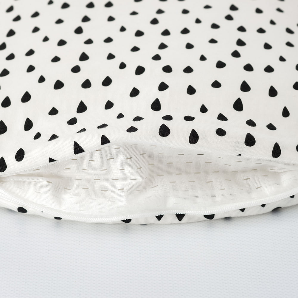 LIEBMICH Schlafsack im Design Tropfen schwarz Detailfoto vom Belüftungsschlitz am Fußende
