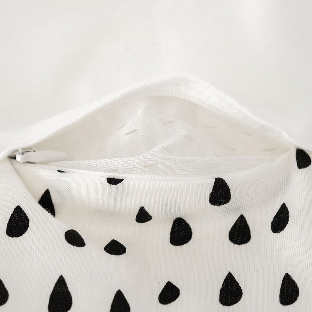 LIEBMICH Schlafsack im Design Tropfen schwarz Detailfoto vom Belüftungsschlitz vorne