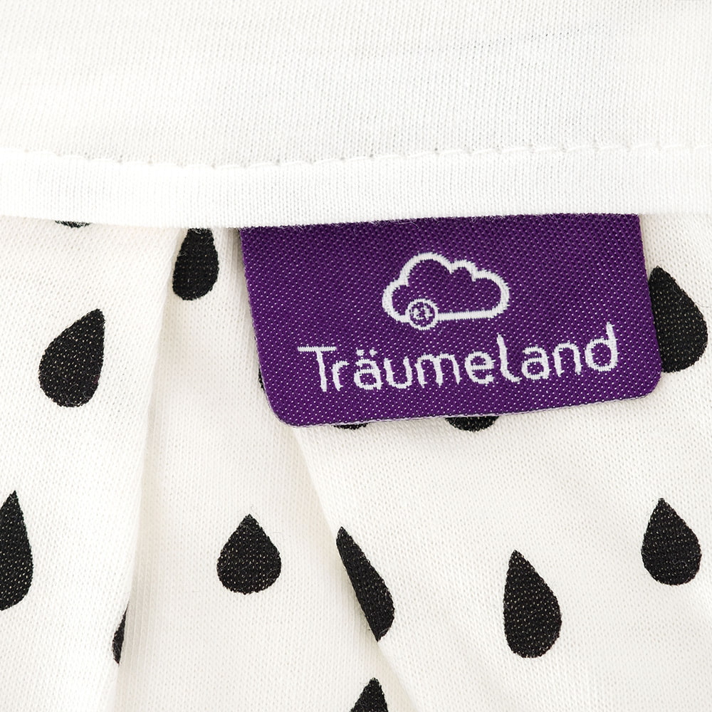 LIEBMICH Schlafsack im Design Tropfen schwarz Detailfoto vom eingenähten lila Träumeland Etikett