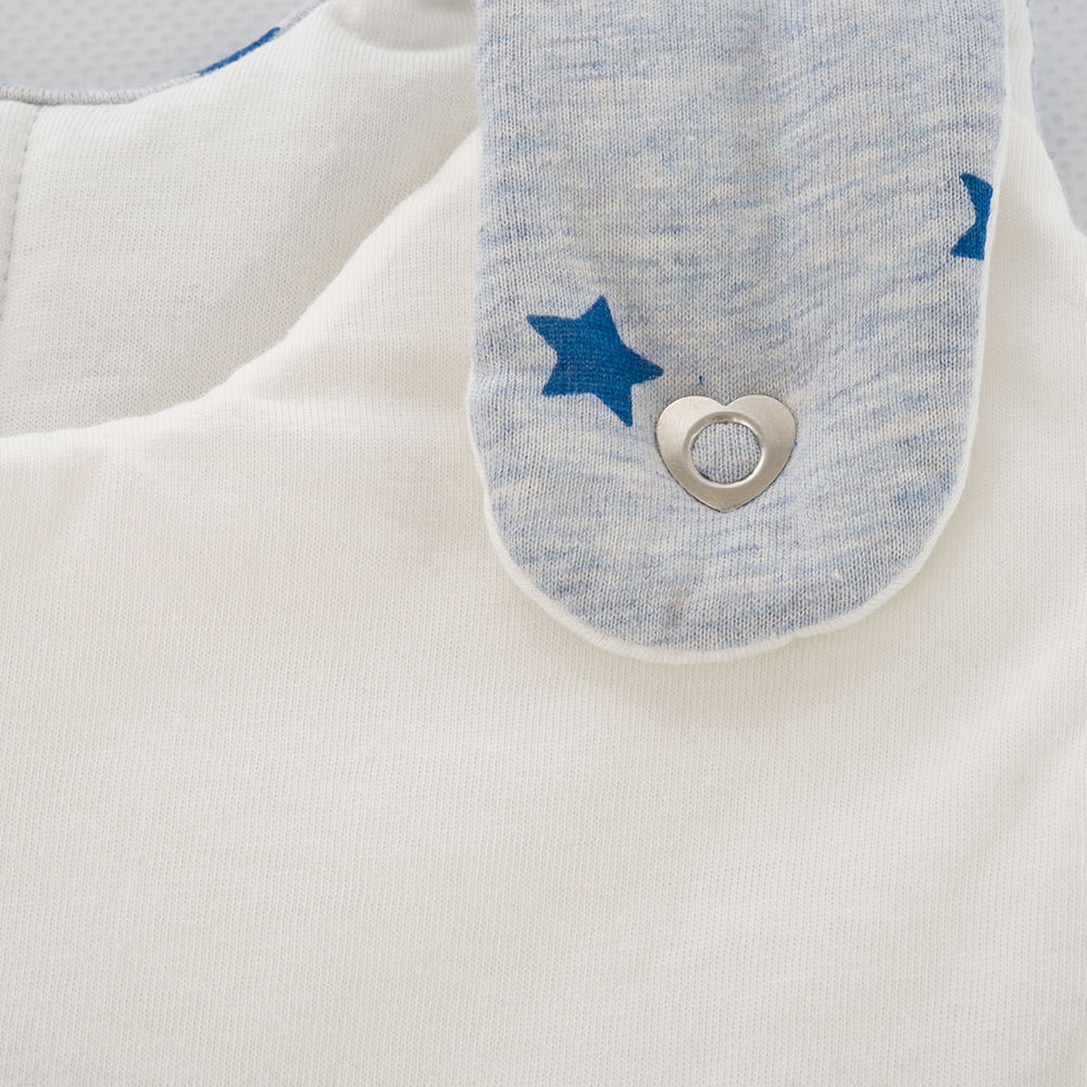 LIEBMICH Schlafsack im Design Sternentraum blau Detailfoto vom Herzchen-Druckknopf
