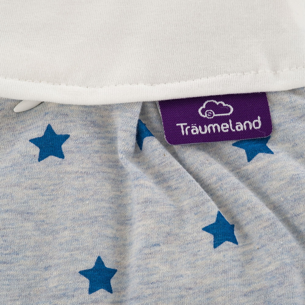 LIEBMICH Schlafsack im Design Sternentraum blau Detailfoto vom eingenähten lila Träumeland Etikett