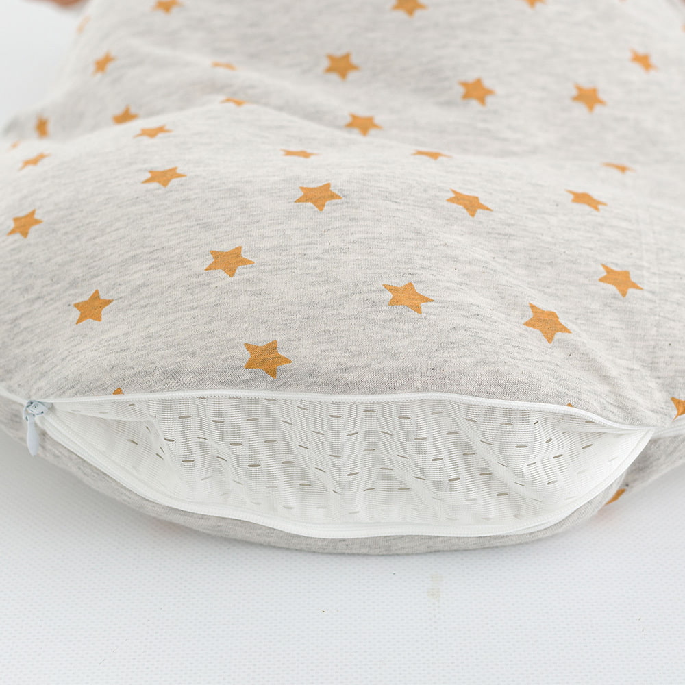 LIEBMICH Schlafsack im Design Sternentraum gelb Detailfoto vom Belüftungsschlitz am Fußende