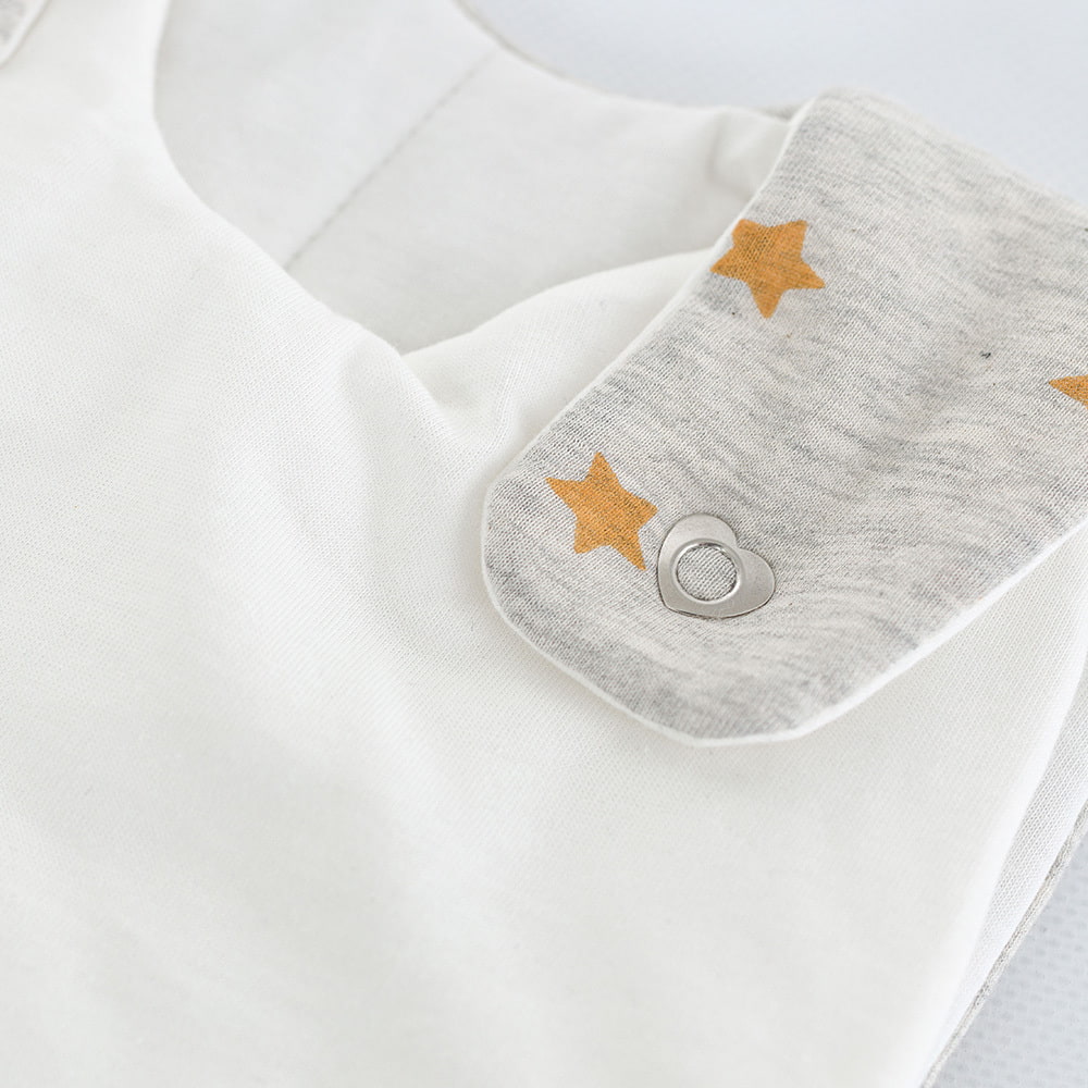 LIEBMICH Schlafsack im Design Sternentraum gelb Detailfoto vom Herzchen-Druckknopf