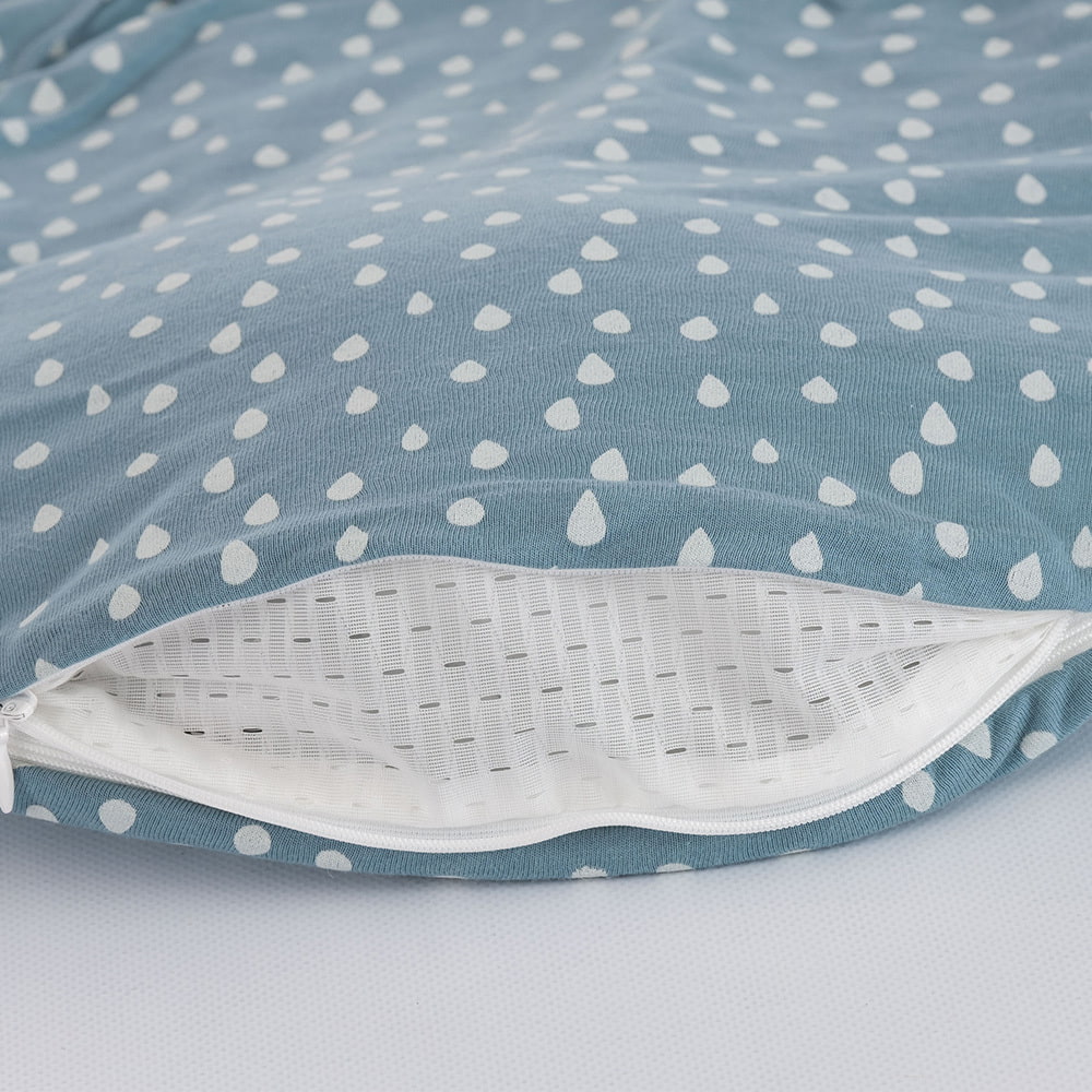 LIEBMICH Schlafsack im Design Tropfen ozeanblau Detailfoto vom Belüftungsschlitz am Fußende