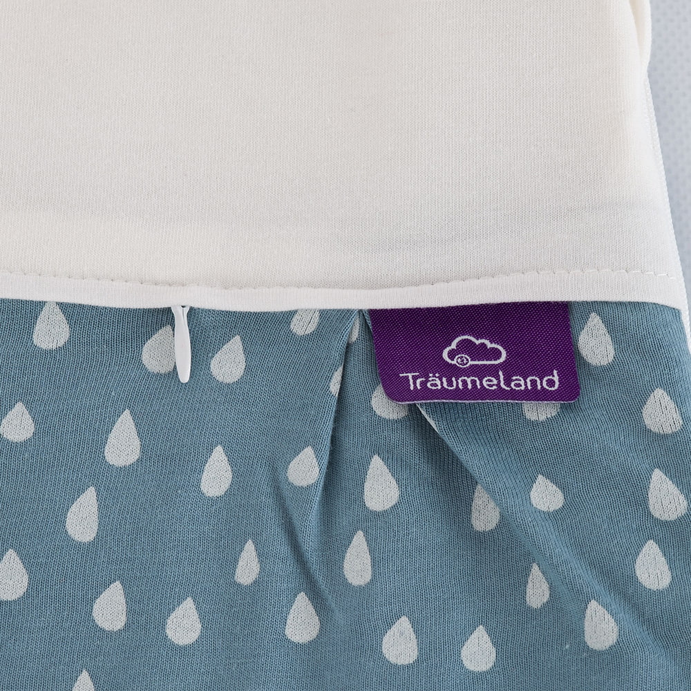 LIEBMICH Schlafsack im Design Tropfen ozeanblau Detailfoto vom eingenähten lila Träumeland Etikett