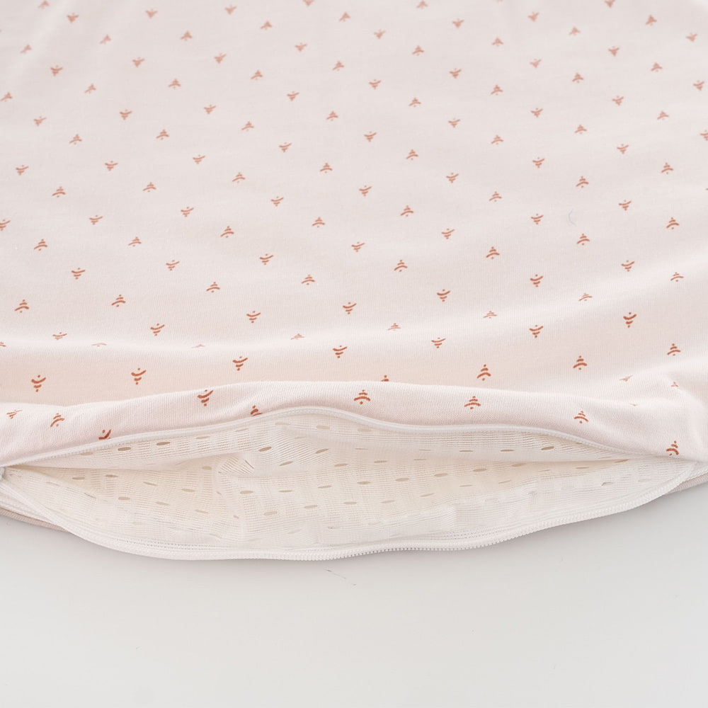 LIEBMICH Schlafsack im Design Twister beige Detailfoto vom Belüftungsschlitz am Fußende