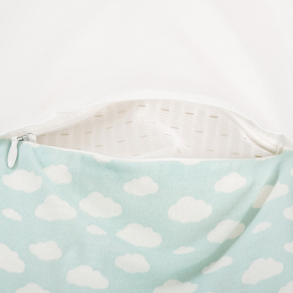 LIEBMICH Schlafsack im Design Wolke mint Detailfoto vom Belüftungsschlitz vorne