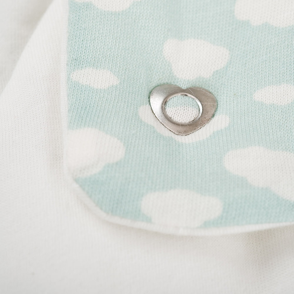 LIEBMICH Schlafsack im Design Wolke mint Detailfoto vom Herzchen-Druckknopf