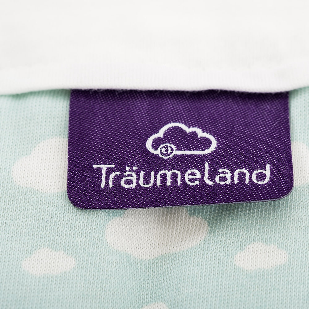 LIEBMICH Schlafsack im Design Wolke mint Detailfoto vom eingenähten lila Träumeland Etikett