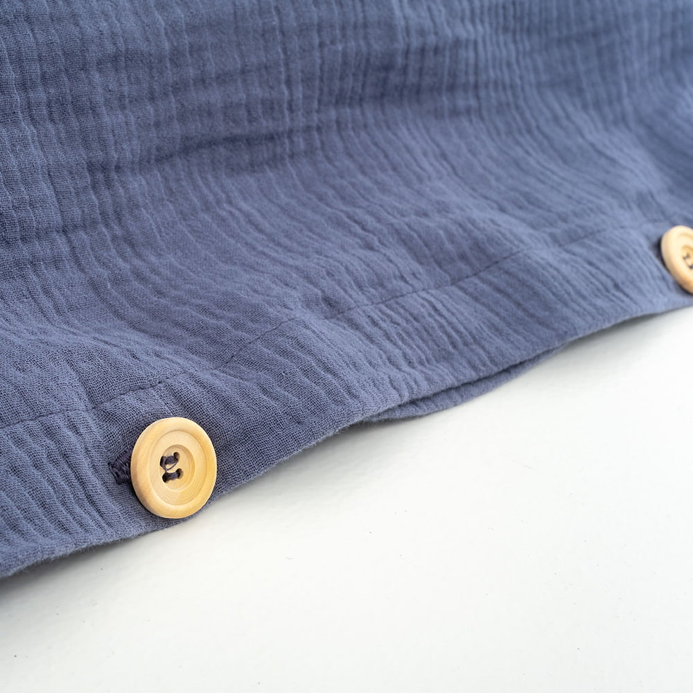 Träumeland Bettwäsche Musselin blau Detailfoto Knopfleiste