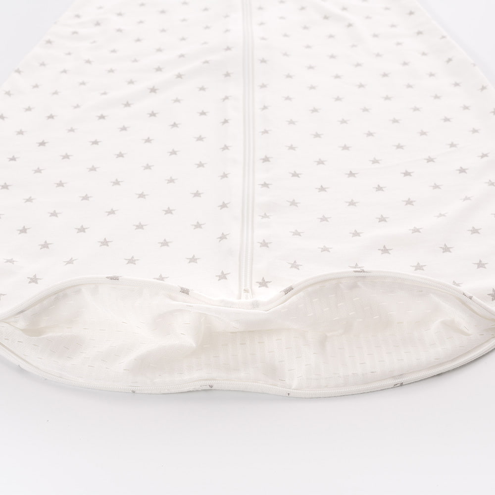 Sommerschlafsack Sternchen grau aus Baumwolle Detailfoto vom Belüftungsschlitz