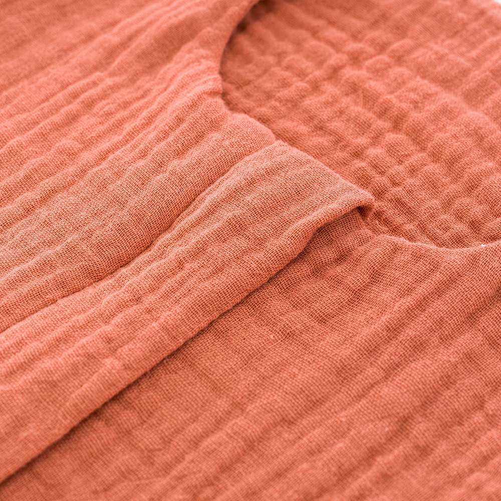 Sommerschlafsack aus Baumwollmusselin in aprikose Detailfoto vom Kinnschutz