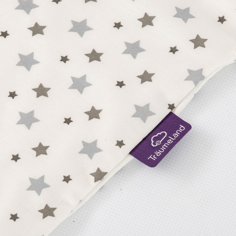 Sommerschlafsack weiß mit grauen Sternen aus TENCEL™ Detailfoto Träumeland-Etikett