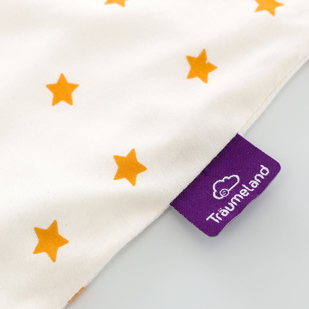 Sommerschlafsack weiß mit gelben Sternen aus TENCEL™ Detailfoto Träumeland-Etikett