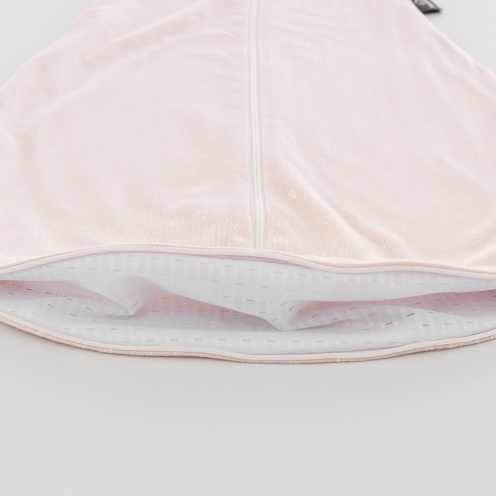 Schlafsack nach GOTS zertifiziert im Design Blätter beige Detailfoto vom Belüftungsschlitz am Fußende