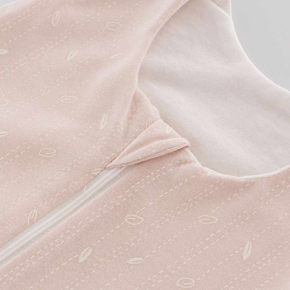 Schlafsack nach GOTS zertifiziert im Design Blätter beige Detailfoto vom Kinnschutz