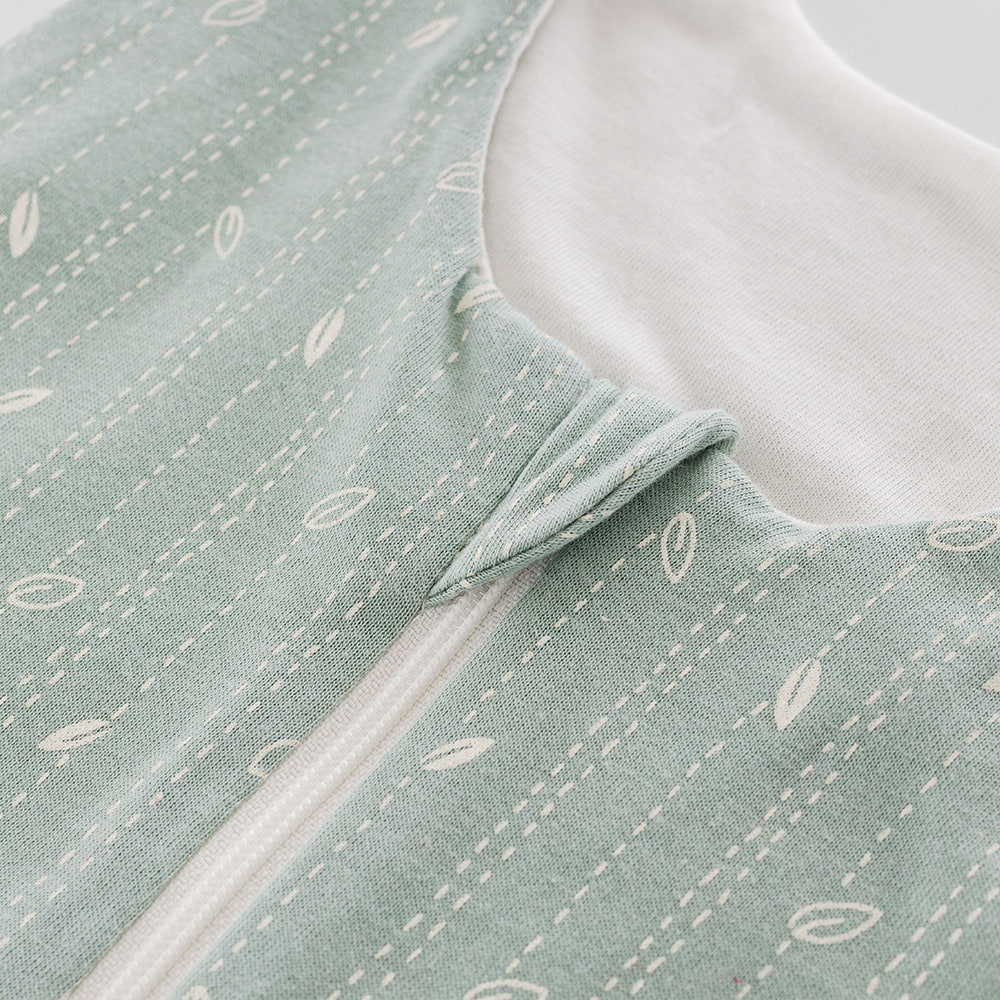 Schlafsack nach GOTS zertifiziert im Design Blätter mint Detailfoto vom Kinnschutz