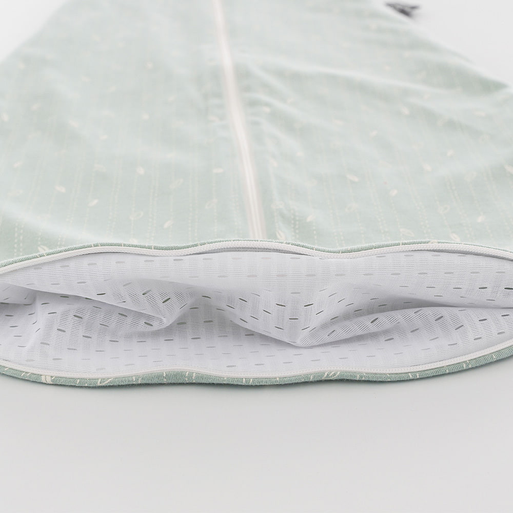 Schlafsack nach GOTS zertifiziert im Design Blätter mint Detailfoto vom Belüftungsschlitz am Fußende