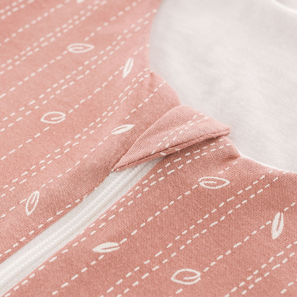 Schlafsack nach GOTS zertifiziert im Design Blätter rosa Detailfoto vom Kinnschutz