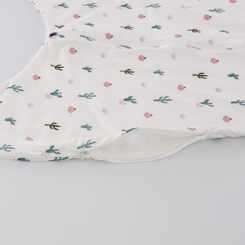 Leichter Schlafsack TO GO im Design Kaktusliebe Detailfoto vom Belüftungsschlitz seitlich am Bein