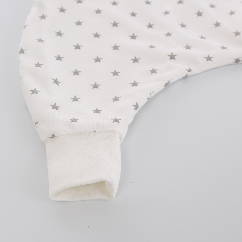 Leichter Schlafsack TO GO im Design Sternchen grau Detailfoto vom Bündchen beim Fuß