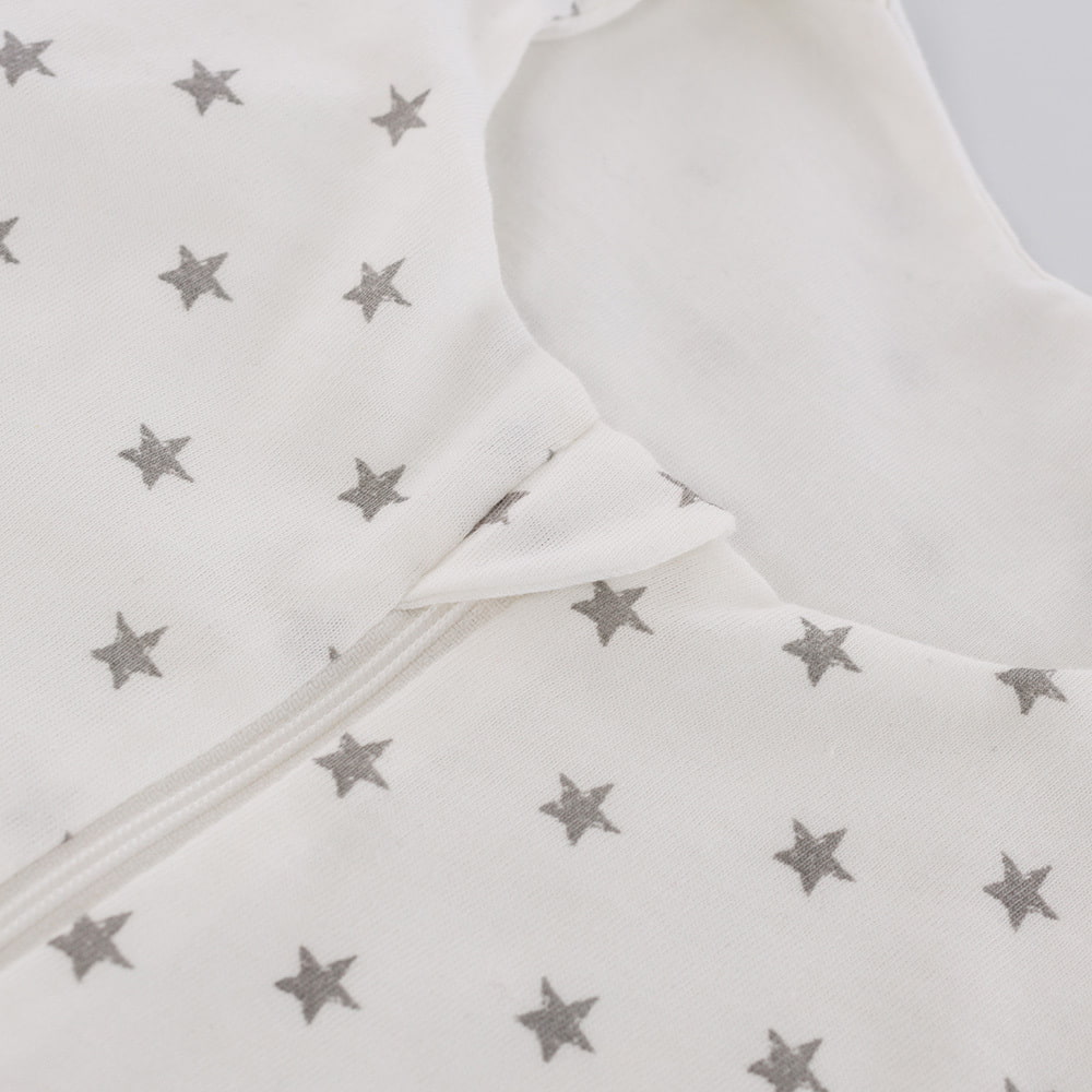 Leichter Schlafsack TO GO im Design Sternchen grau Detailfoto vom Kinnschutz