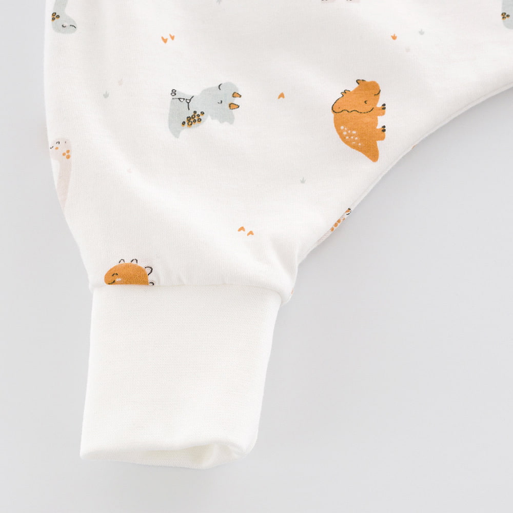 Leichter Schlafsack TO GO im Design Dinolino Detailfoto vom Bündchen beim Fuß