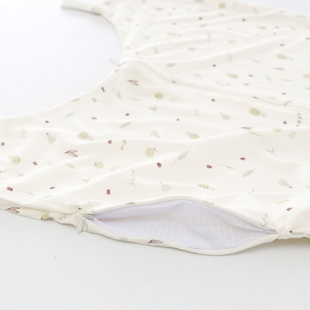 Leichter Schlafsack TO GO im Design Sommerfrische Detailfoto vom Belüftungsschlitz seitlich am Bein