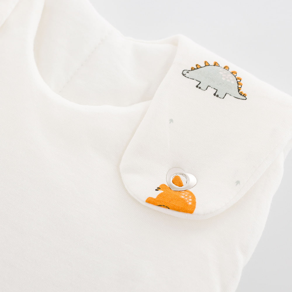 LIEBMICH Schlafsack im Design Dinolino Detailfoto vom Herzchen-Druckknopf