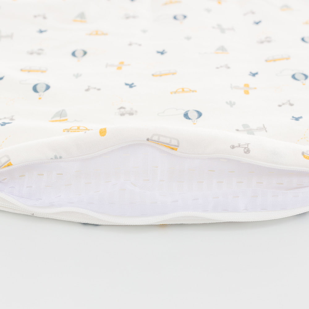 LIEBMICH Schlafsack im Design BrummBrumm Detailfoto vom Belüftungsschlitz am Fußende