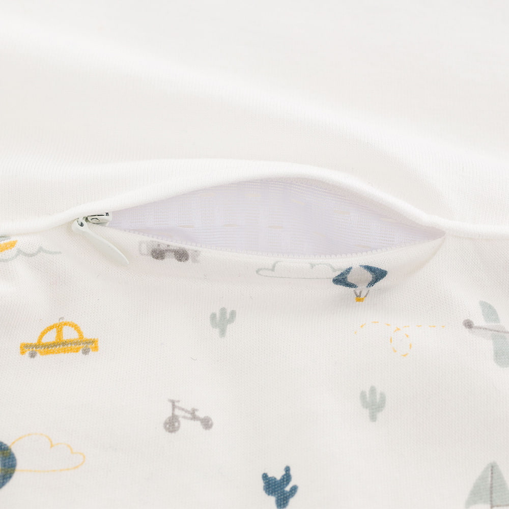 LIEBMICH Schlafsack im Design BrummBrumm Detailfoto vom Belüftungsschlitz vorne