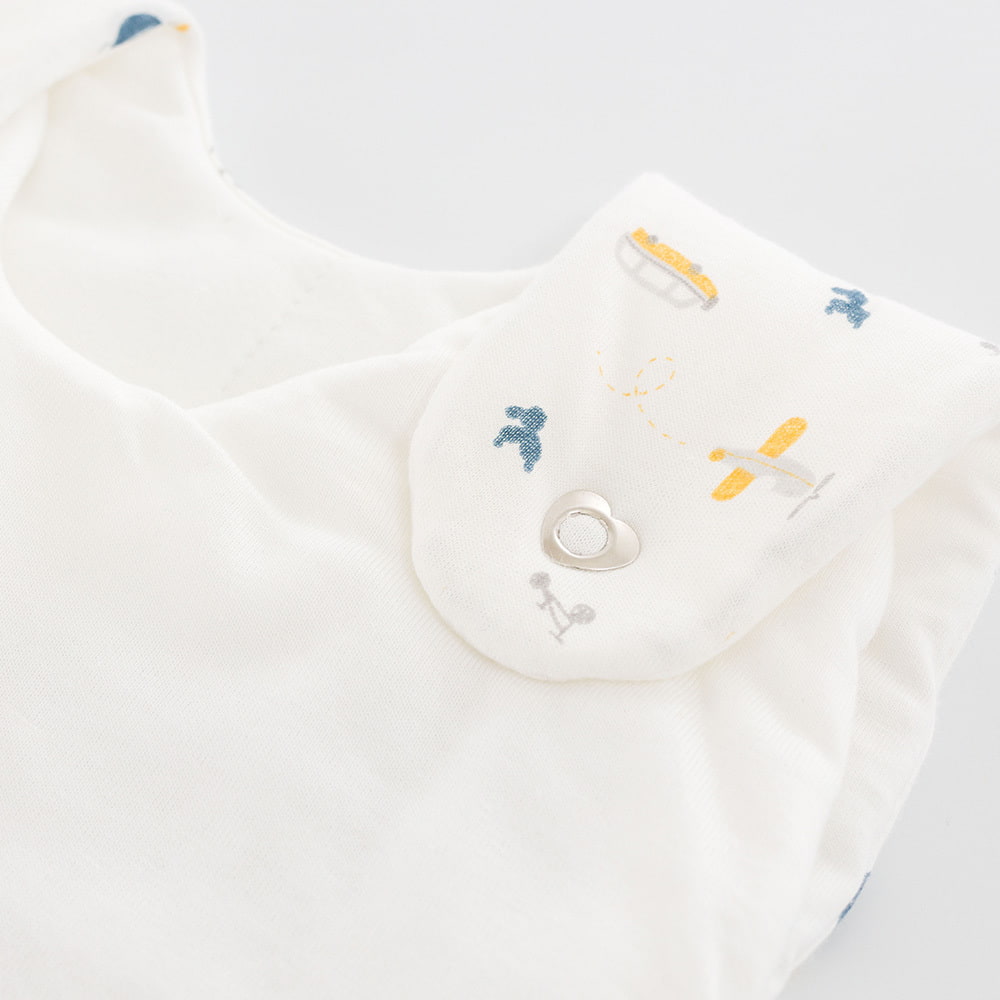 LIEBMICH Schlafsack im Design BrummBrumm Detailfoto vom Herzchen-Druckknopf