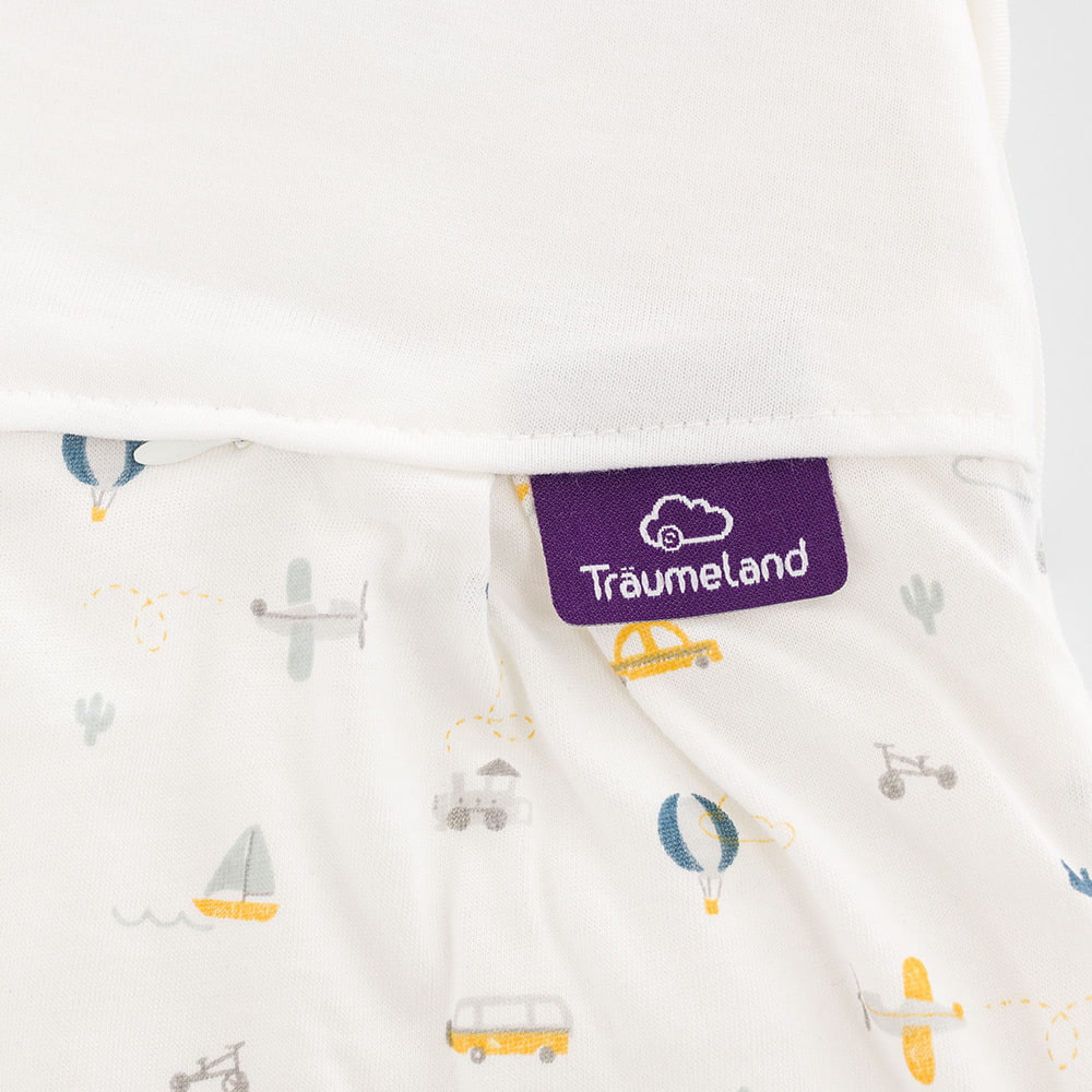 LIEBMICH Schlafsack im Design BrummBrumm Detailfoto vom eingenähten lila Träumeland Etikett