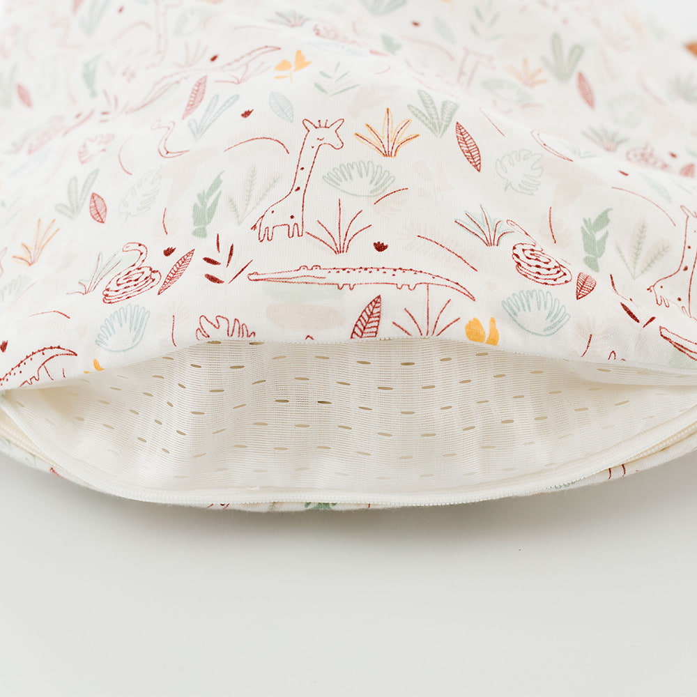 LIEBMICH Schlafsack im Design Dschungel Detailfoto vom Belüftungsschlitz am Fußende