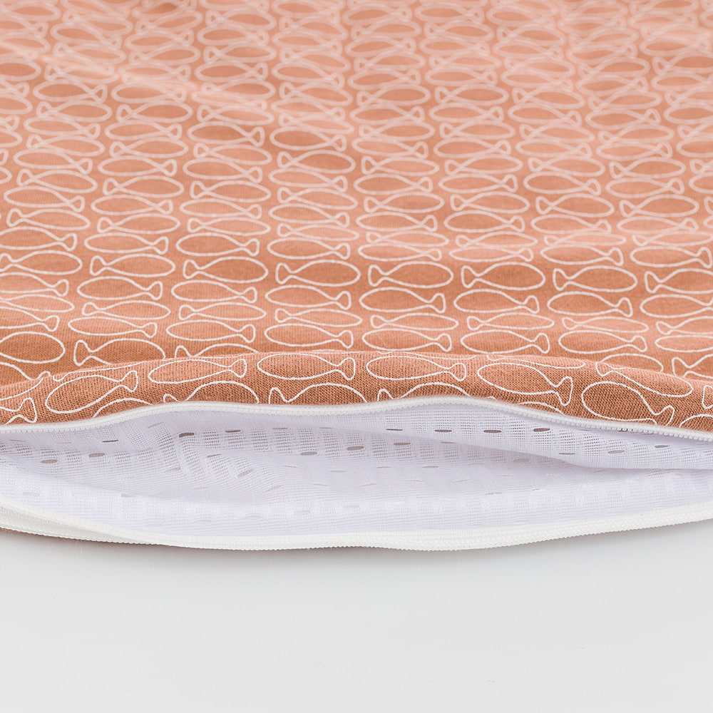 LIEBMICH Schlafsack im Design Fische braun Detailfoto vom Belüftungsschlitz am Fußende