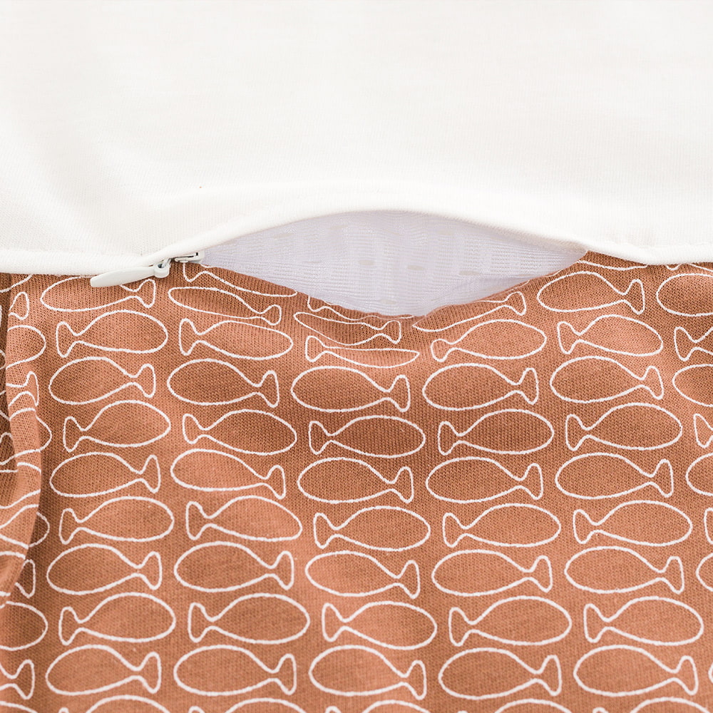 LIEBMICH Schlafsack im Design Fische braun Detailfoto vom Belüftungsschlitz vorne