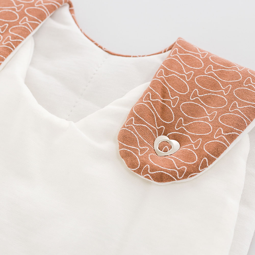 LIEBMICH Schlafsack im Design Fische braun Detailfoto vom Herzchen-Druckknopf