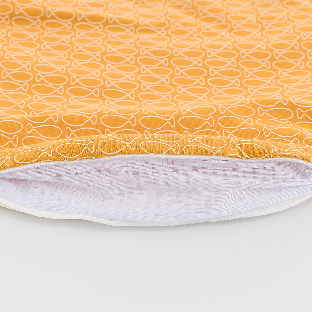LIEBMICH Schlafsack im Design Fische gold Detailfoto vom Belüftungsschlitz am Fußende