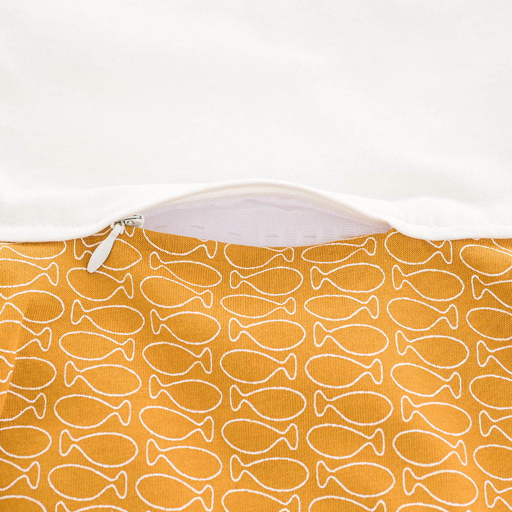 LIEBMICH Schlafsack im Design Fische gold Detailfoto vom Belüftungsschlitz vorne