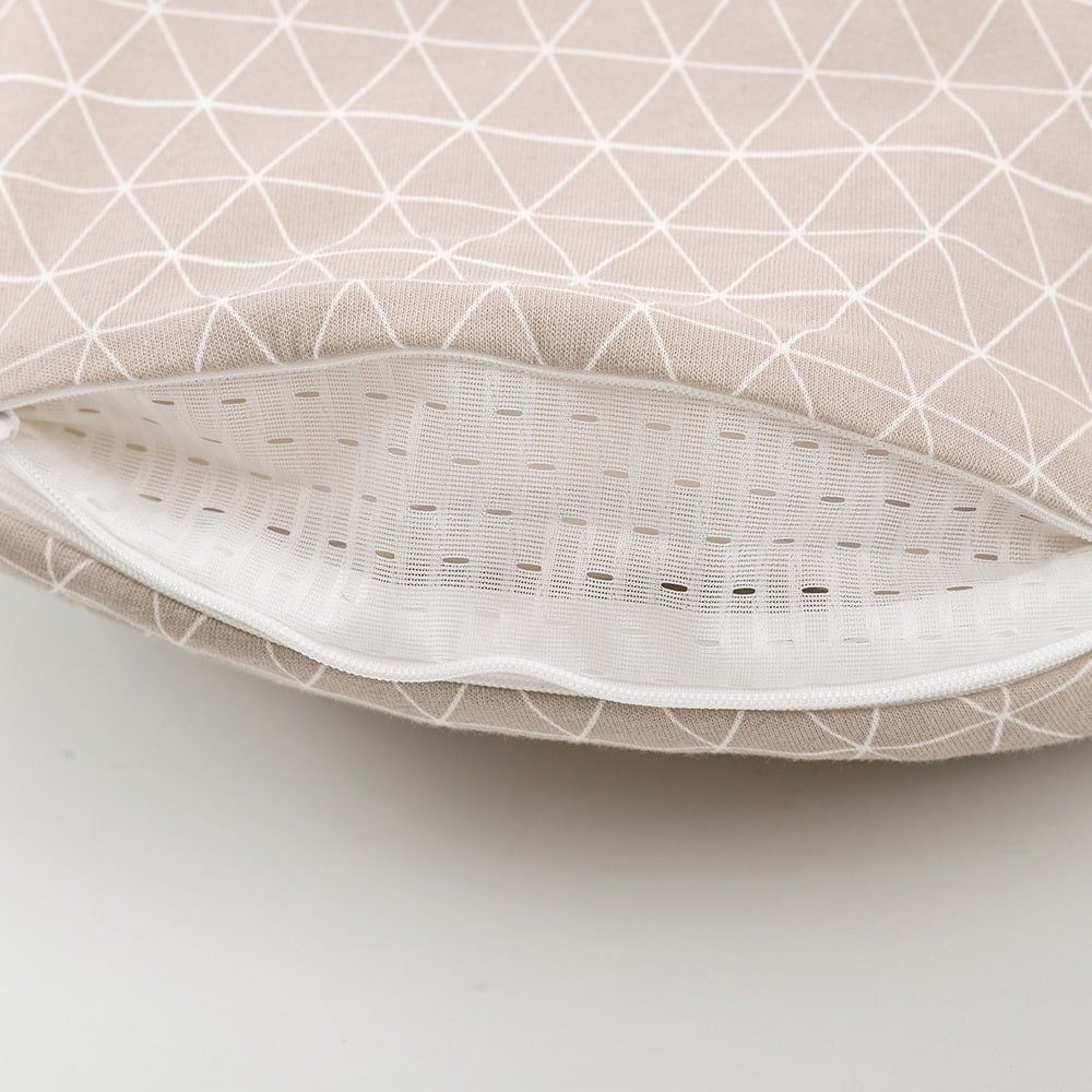 LIEBMICH Schlafsack im Design Grafik braun Detailfoto vom Belüftungsschlitz am Fußende